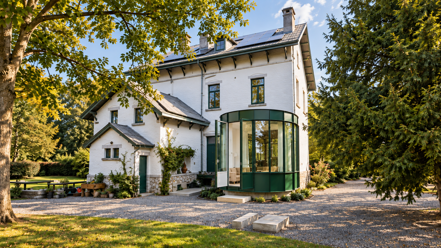 Le kiosque vitré vert intégré à la maison et au jardin de Chaudfontaine