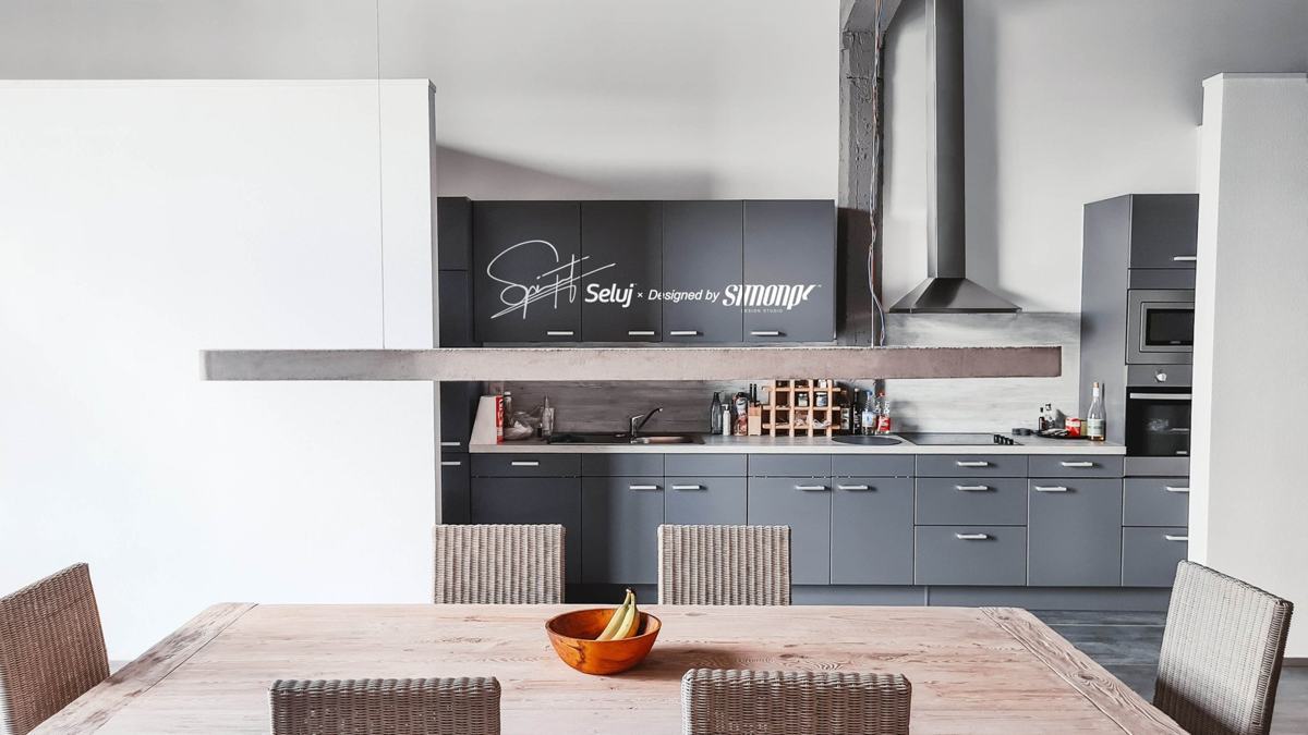 Suspension Seluj en béton au-dessus de la table, dans une cuisine ouverte